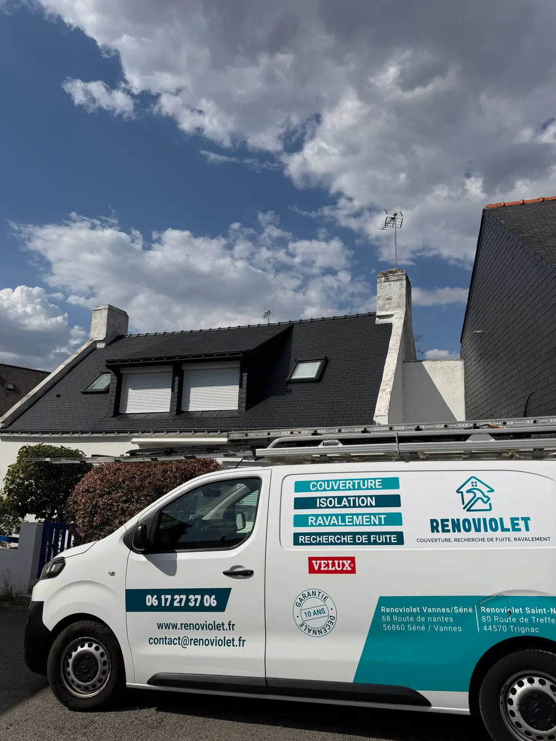 Le camion Rénoviolet garé devant une maison en chantier
