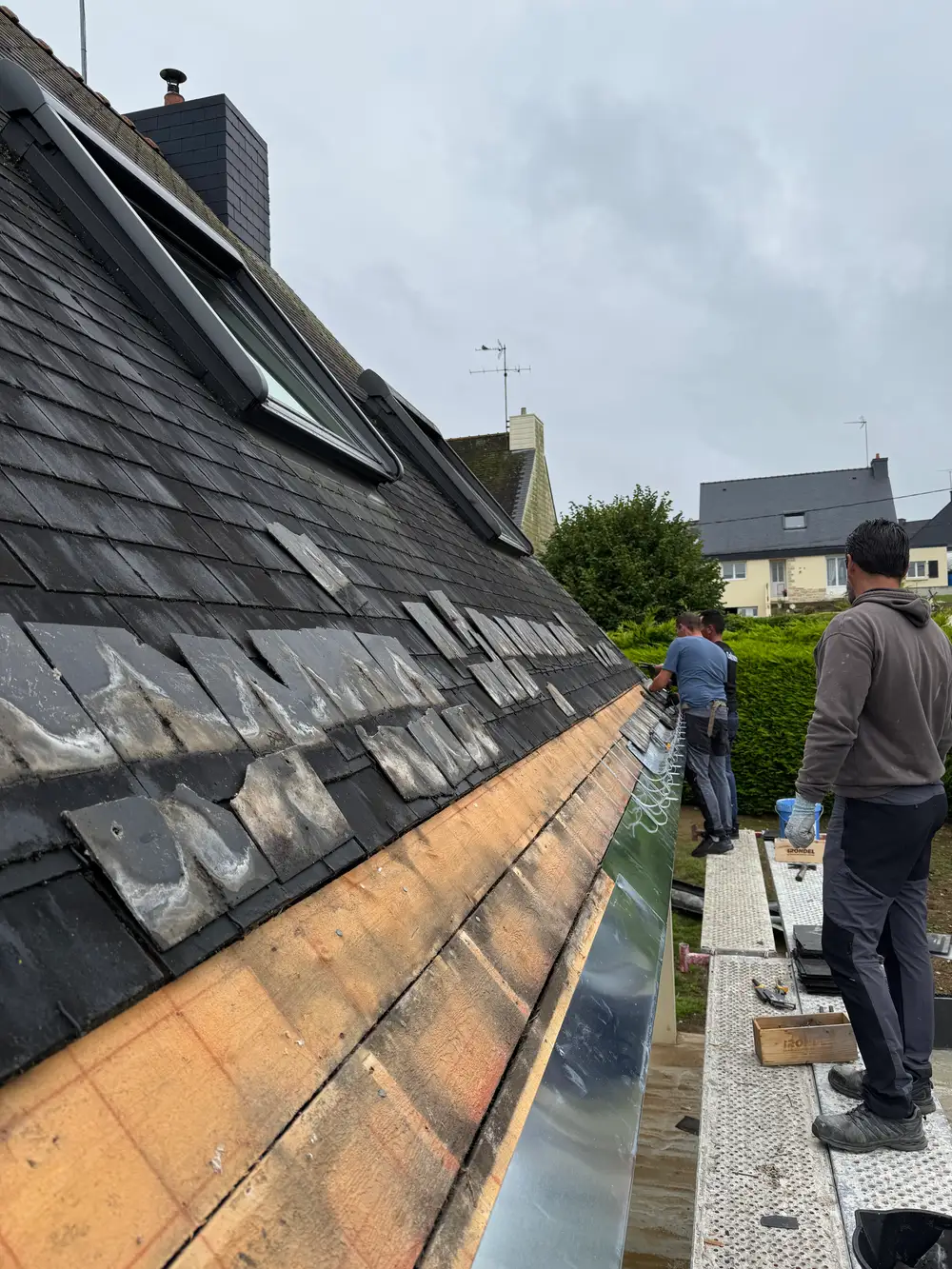 Reprise d’un faîtage sur une toiture en ardoise