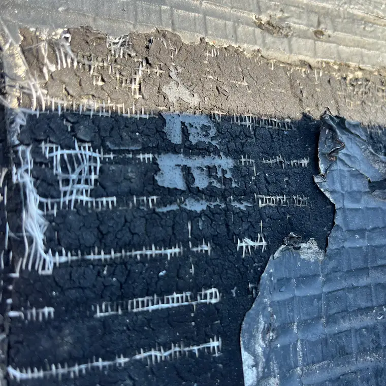 Membrane d’étanchéité déchirée en pied de mur