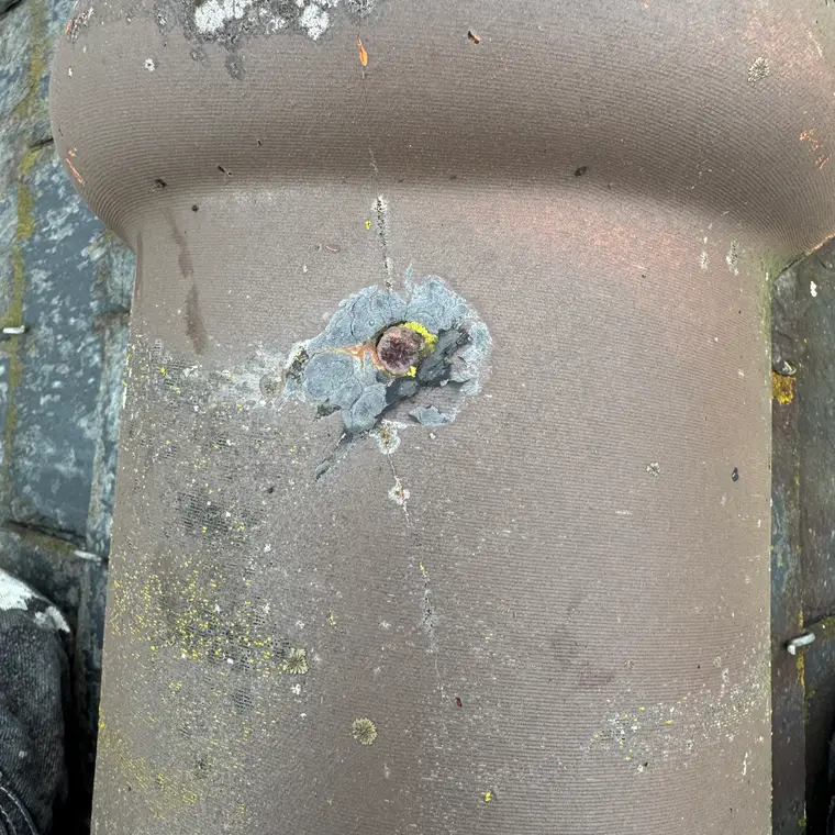 Faîtière percée sur une toiture en ardoise