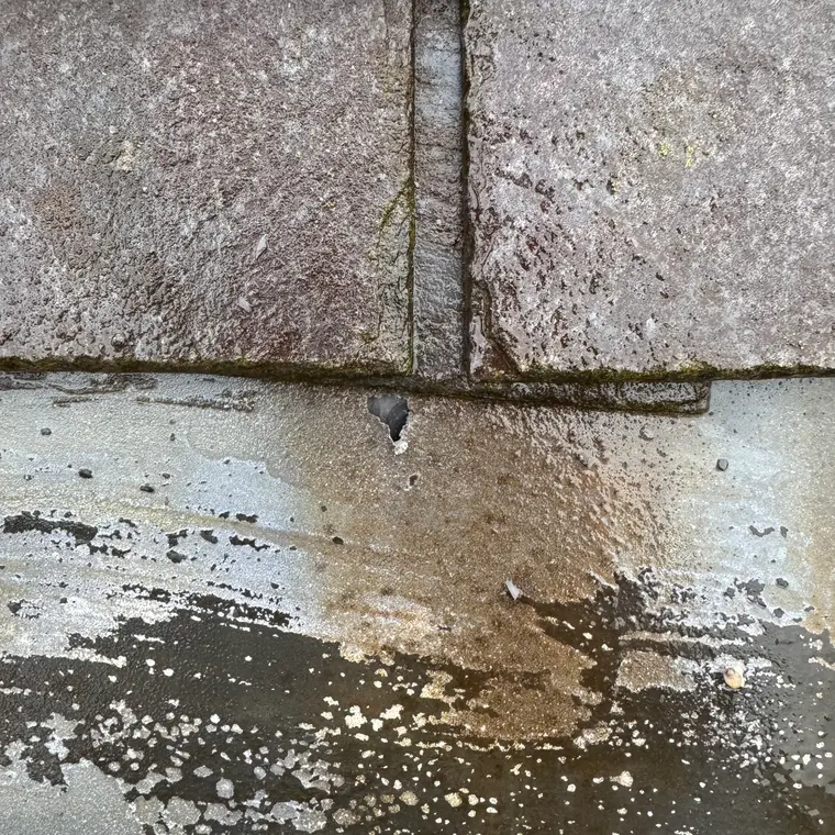 Solin en ciment fissuré le long d’un mur